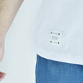 enpattas - camiseta blanca regular fit sin estampar - detalle by HAKE